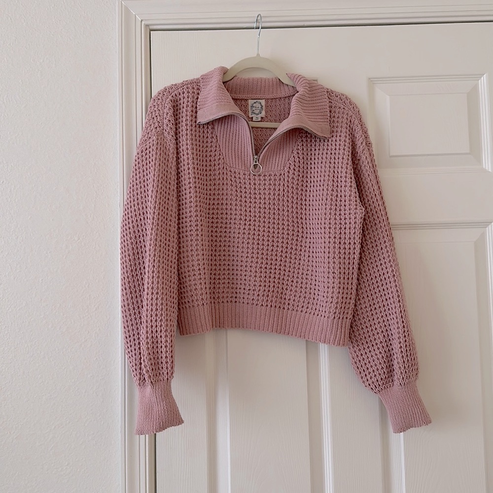 Super soft sweater, perfect for the fall and chilly summer nights.